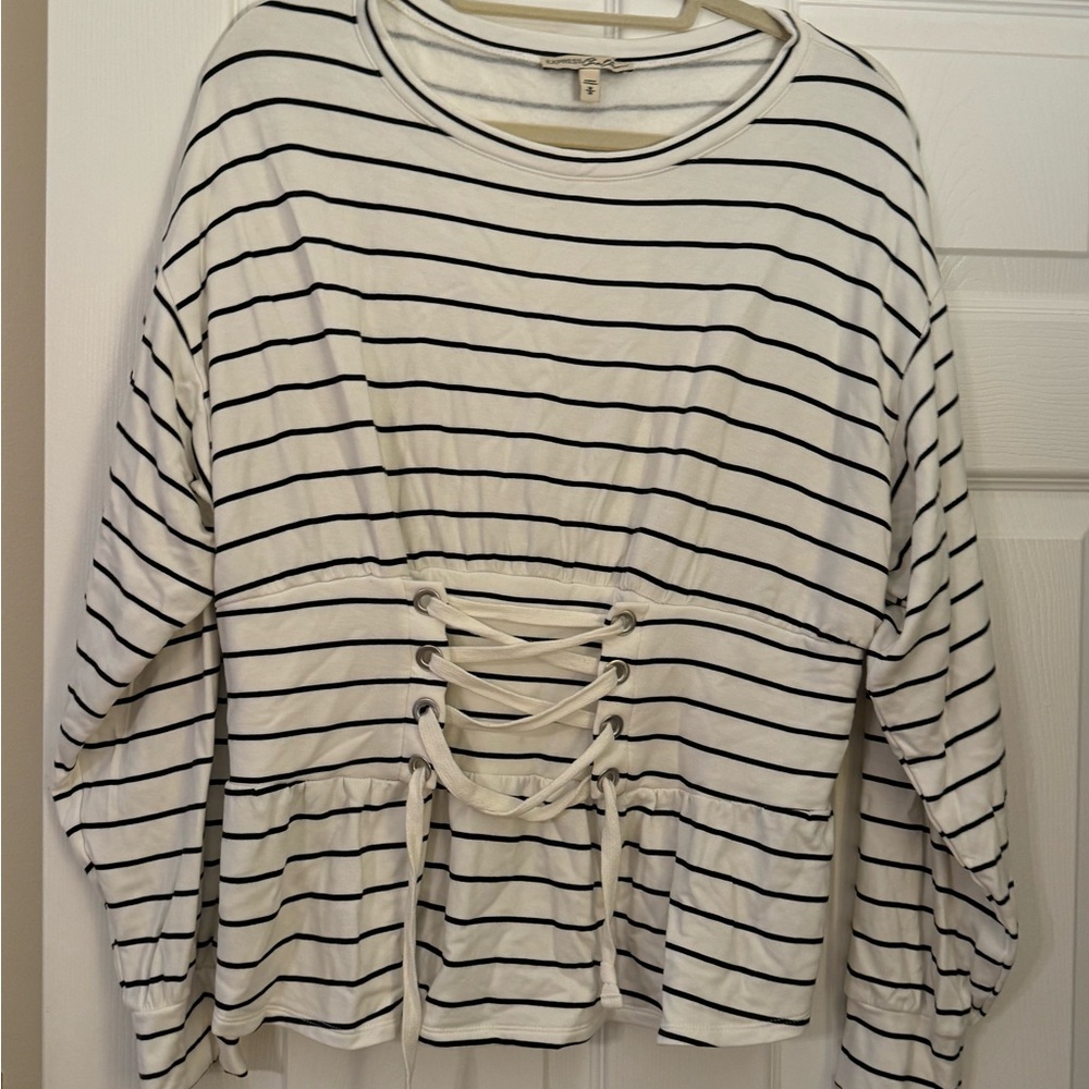 Express Medium Sweat Shirt cute ties in the middle EUC
